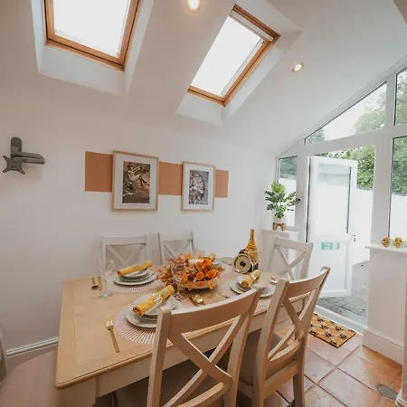 Cotswolds- Homely 2 Bed House With Garden, Wifi - Esho Stays Cirencester Exterior photo