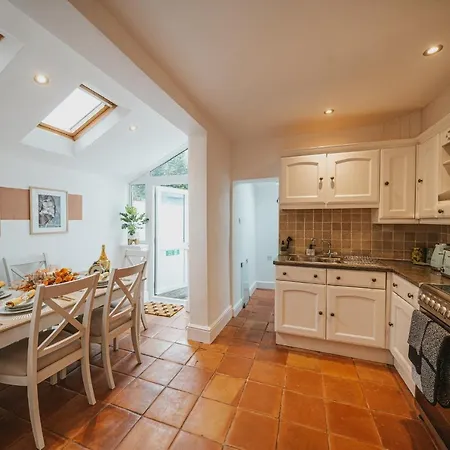 Cotswolds- Homely 2 Bed House With Garden, Wifi - Esho Stays Cirencester Exterior photo