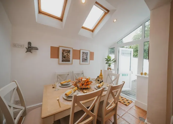 Cotswolds- Homely 2 Bed House With Garden, Wifi - Esho Stays