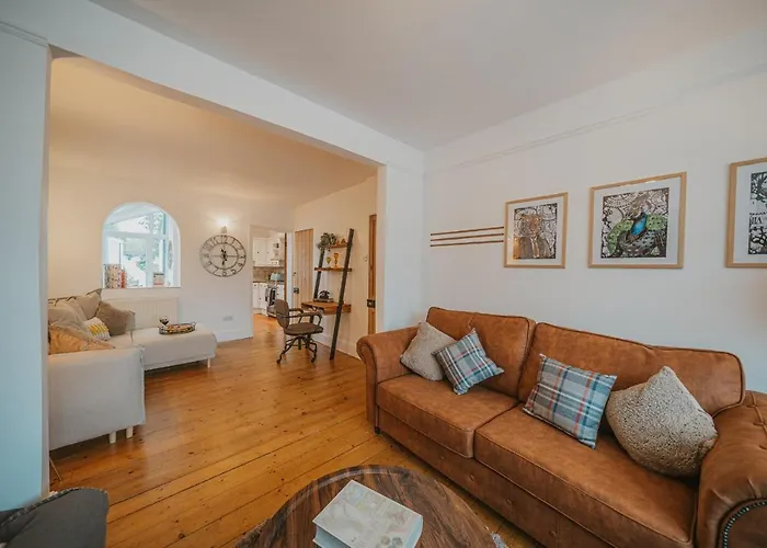 Cotswolds- Homely 2 Bed House With Garden, Wifi - Esho Stays
