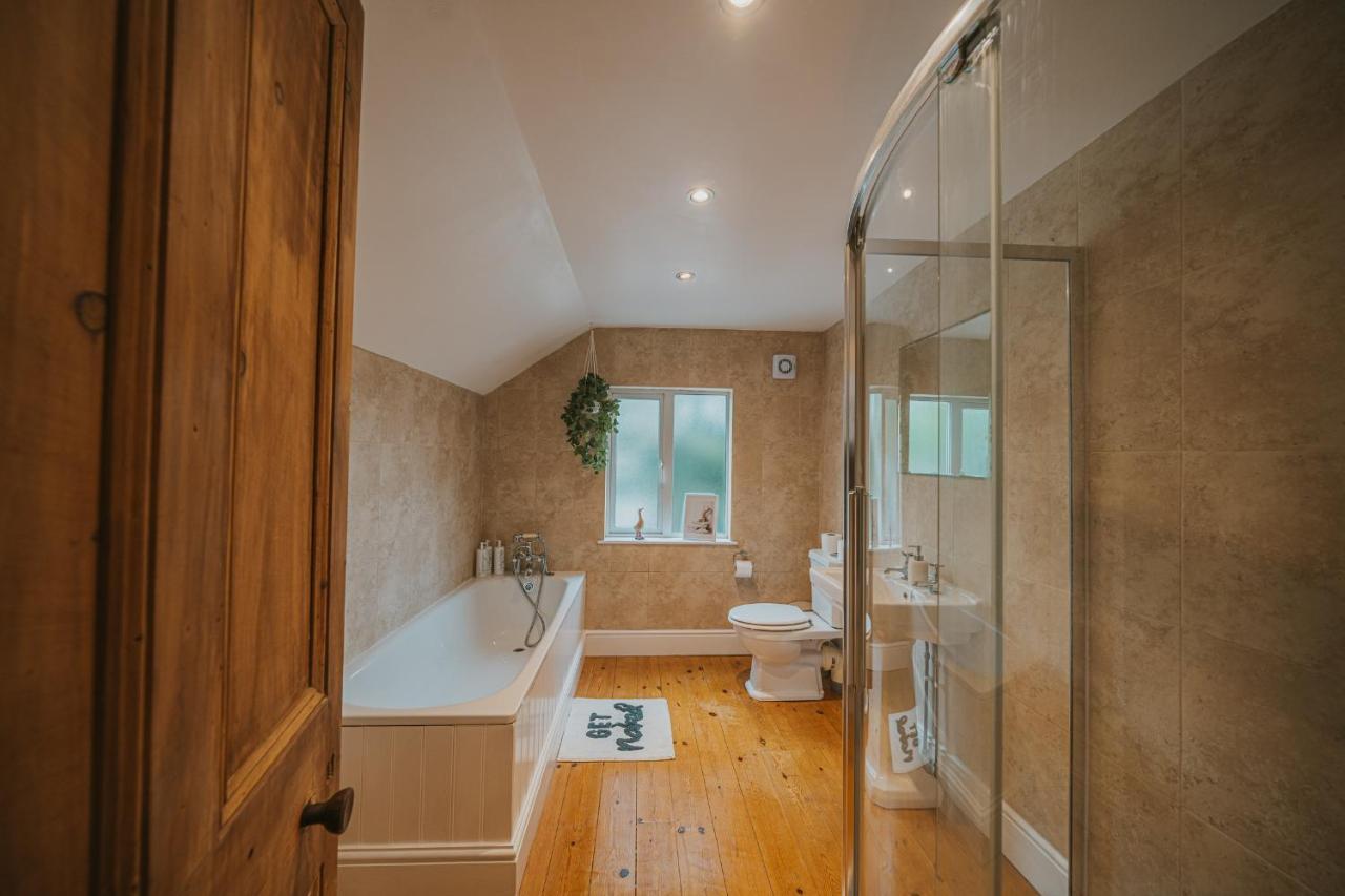 Holiday home Cotswolds- Homely 2 Bed House With Garden, Wifi - Esho Cirencester