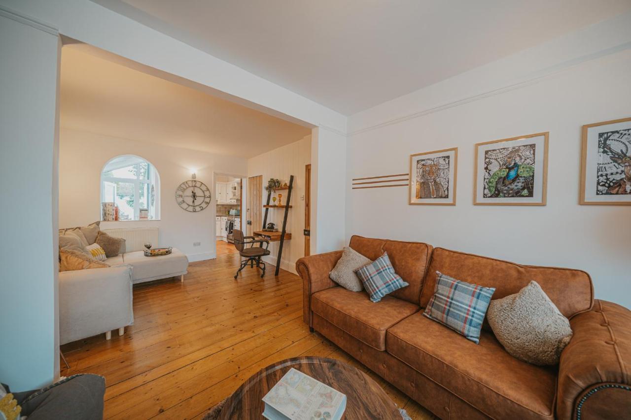 Holiday home Cotswolds- Homely 2 Bed House With Garden, Wifi - Esho Cirencester