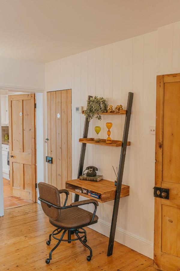 Holiday home Cotswolds- Homely 2 Bed House With Garden, Wifi - Esho