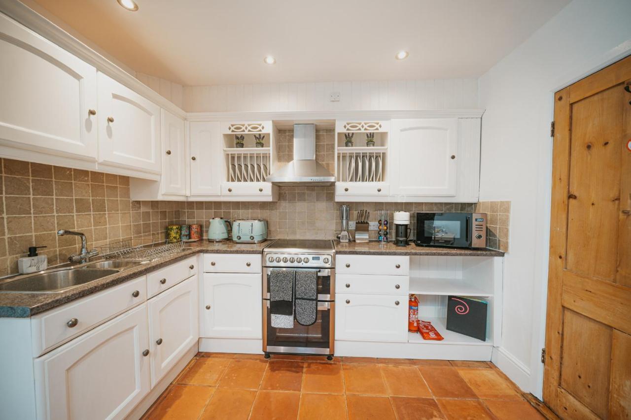 Holiday home Cotswolds- Homely 2 Bed House With Garden, Wifi - Esho *
