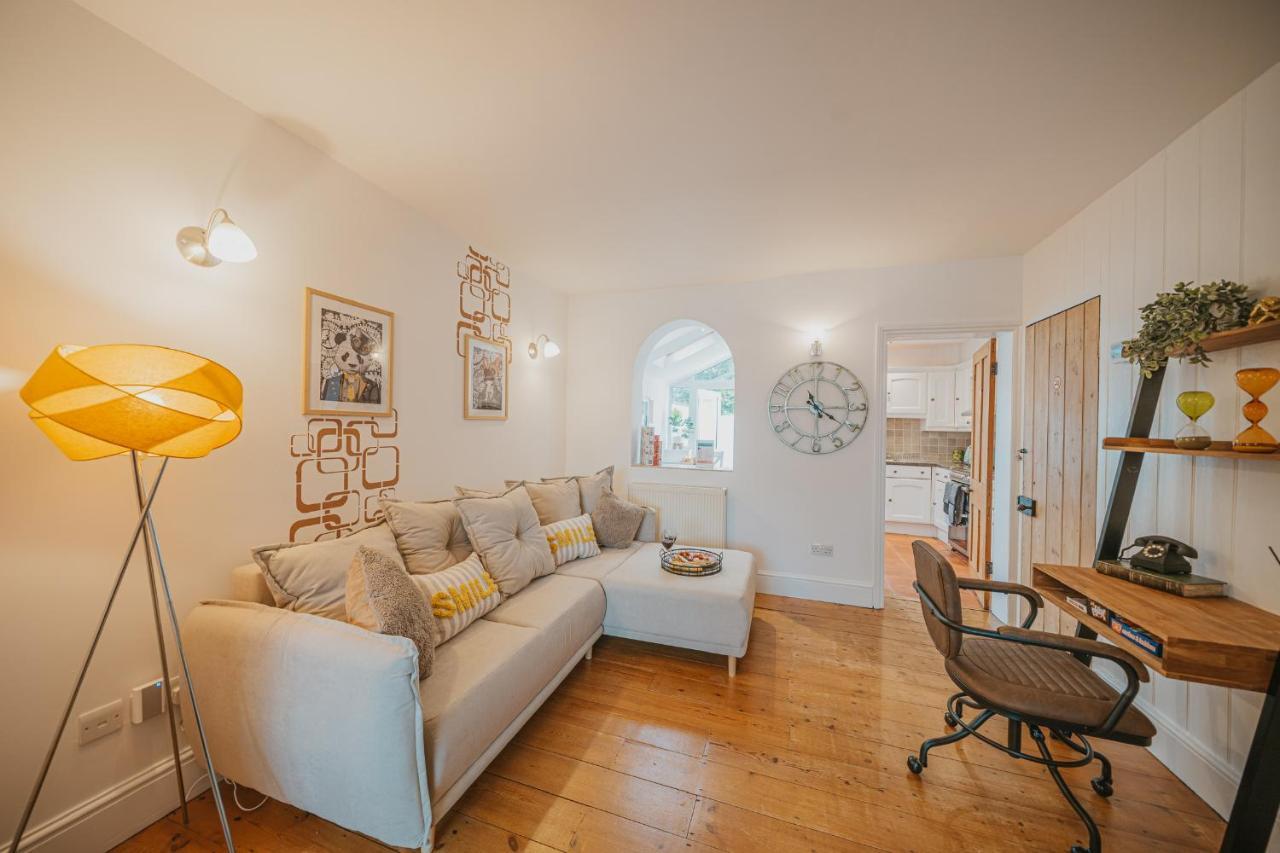 Holiday home Cotswolds- Homely 2 Bed House With Garden, Wifi - Esho *