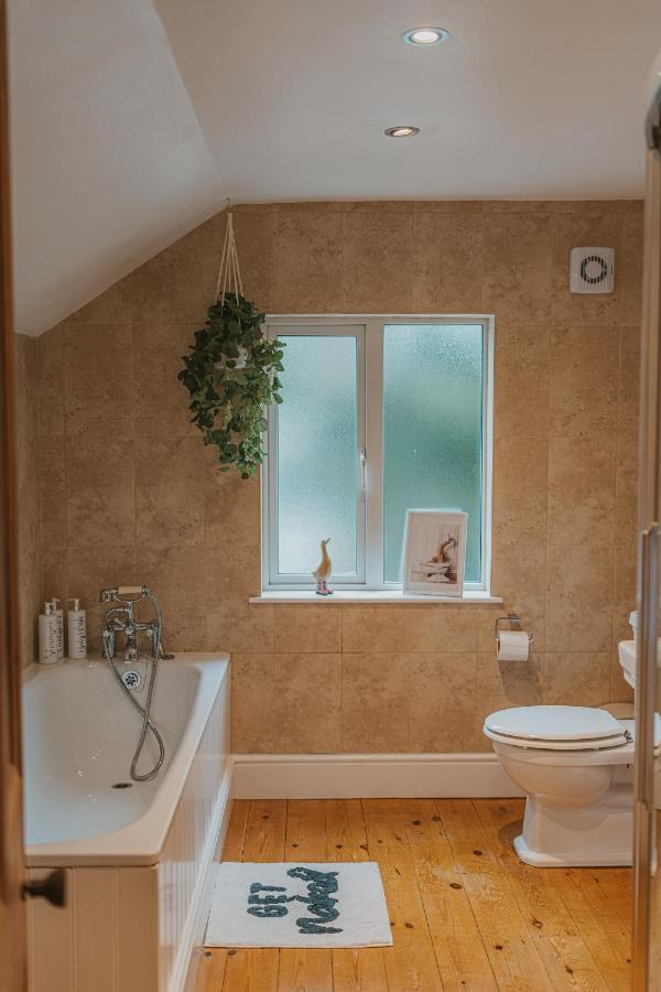 Holiday home Cotswolds- Homely 2 Bed House With Garden, Wifi - Esho
